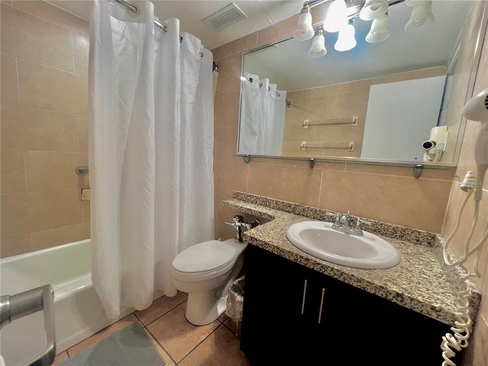For Sale: $350,000 (1 beds, 1 baths, 732 Square Feet)