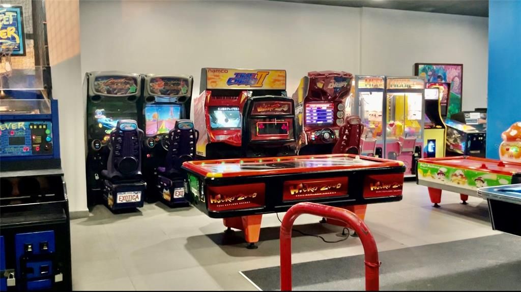 For Sale: $350,000 (1 beds, 1 baths, 732 Square Feet)