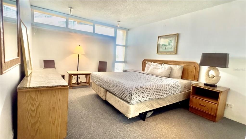 For Sale: $350,000 (1 beds, 1 baths, 732 Square Feet)