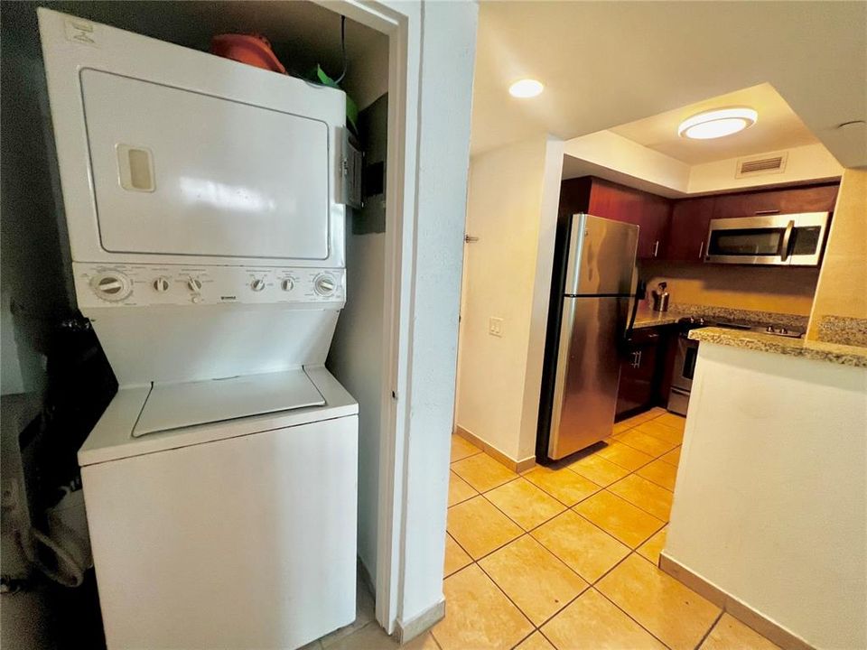 For Sale: $350,000 (1 beds, 1 baths, 732 Square Feet)