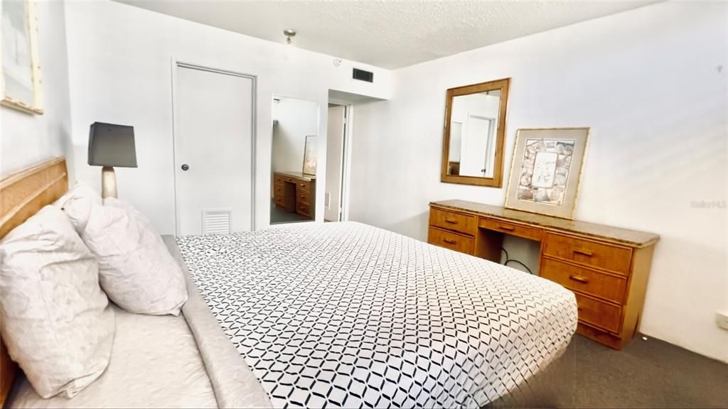 For Sale: $350,000 (1 beds, 1 baths, 732 Square Feet)