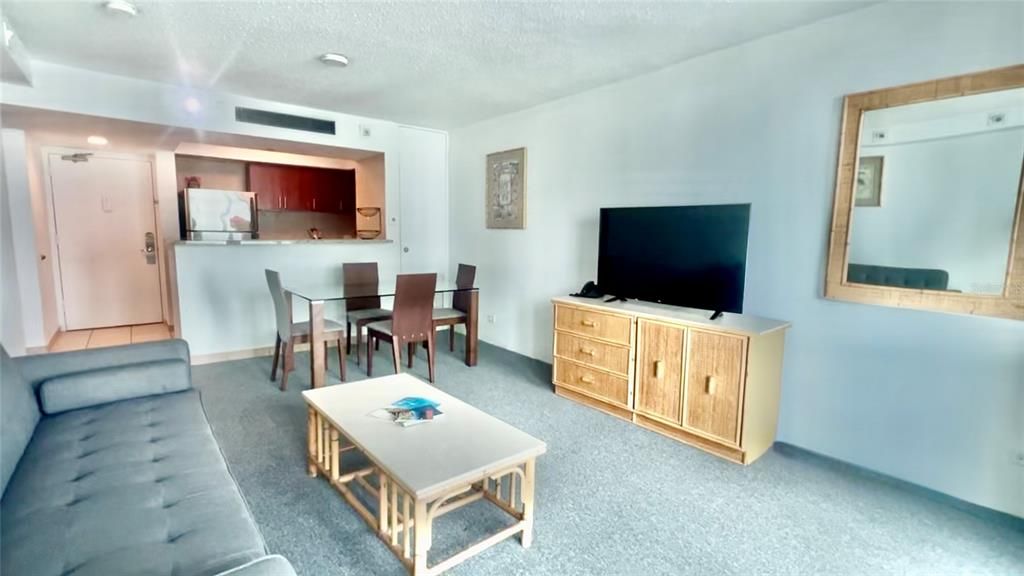 For Sale: $350,000 (1 beds, 1 baths, 732 Square Feet)