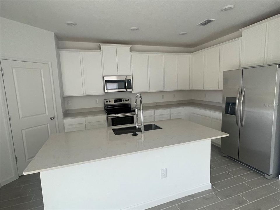 В аренду: $2,300 (4 спален, 3 ванн, 2039 Квадратных фут)