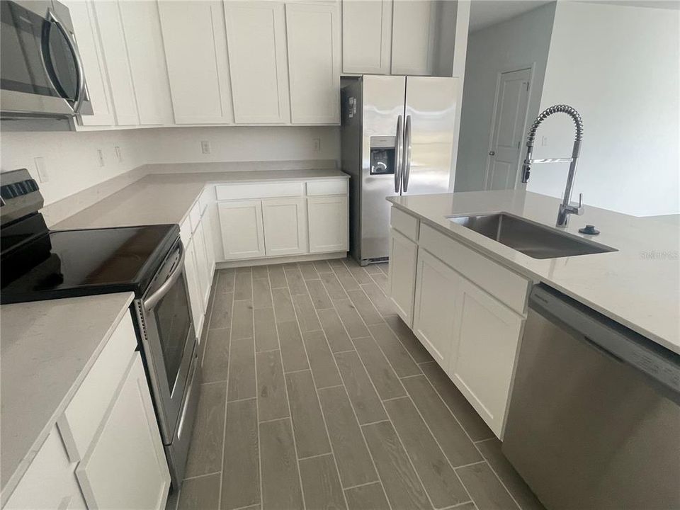 В аренду: $2,300 (4 спален, 3 ванн, 2039 Квадратных фут)