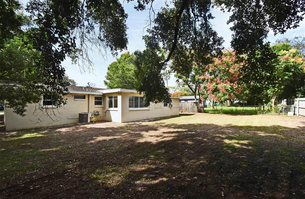 合同活跃: $250,000 (3 贝兹, 1 浴室, 1236 平方英尺)