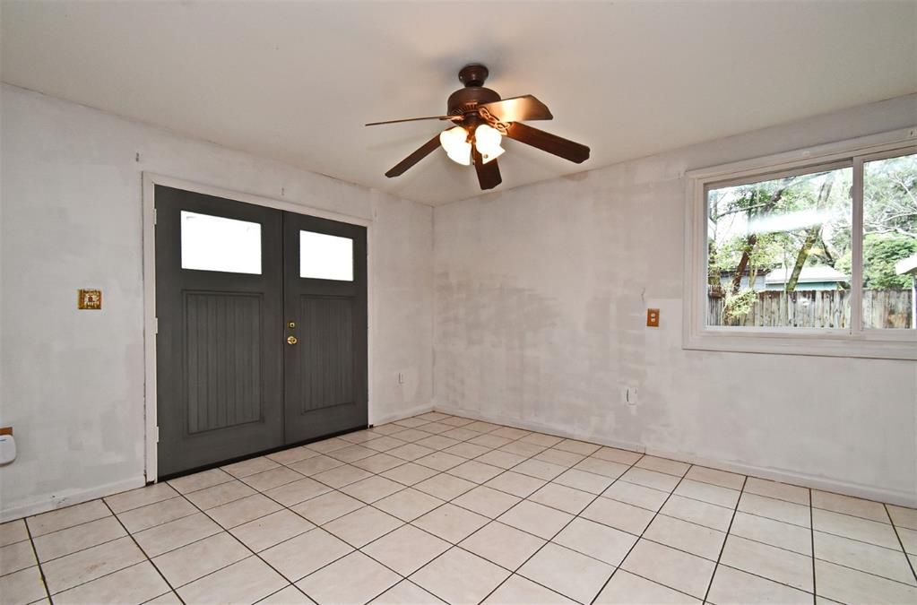 合同活跃: $250,000 (3 贝兹, 1 浴室, 1236 平方英尺)