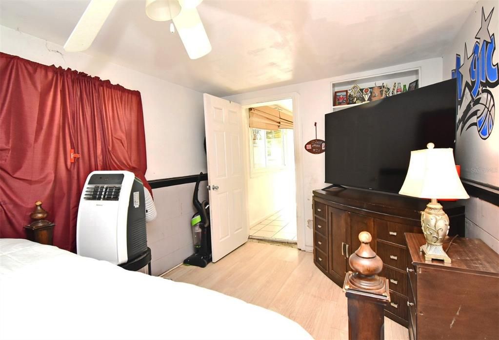 合同活跃: $250,000 (3 贝兹, 1 浴室, 1236 平方英尺)