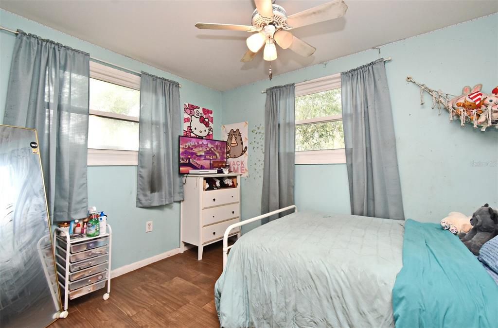 合同活跃: $250,000 (3 贝兹, 1 浴室, 1236 平方英尺)