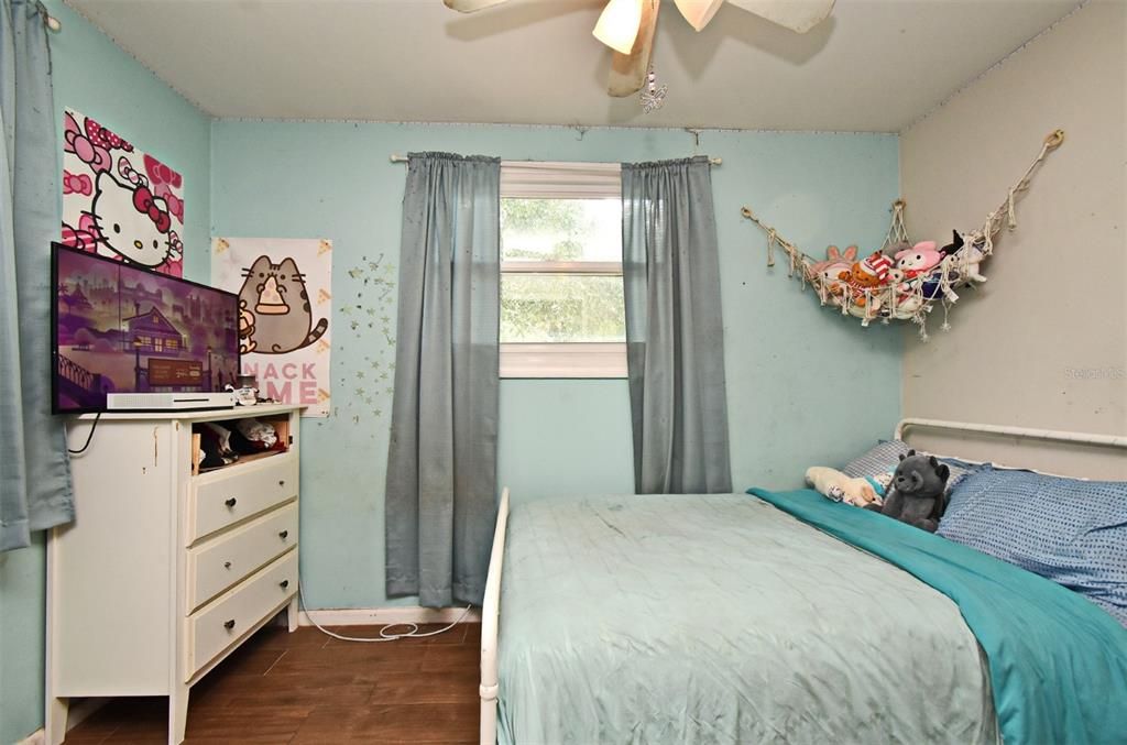 合同活跃: $250,000 (3 贝兹, 1 浴室, 1236 平方英尺)