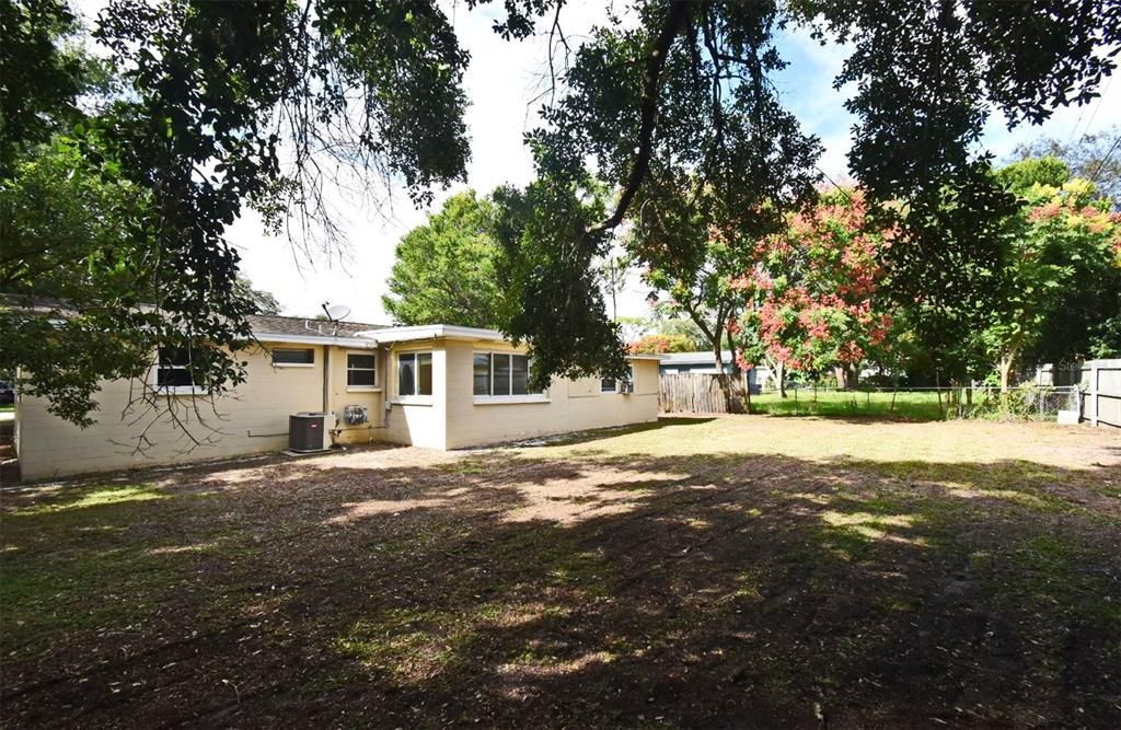 合同活跃: $250,000 (3 贝兹, 1 浴室, 1236 平方英尺)