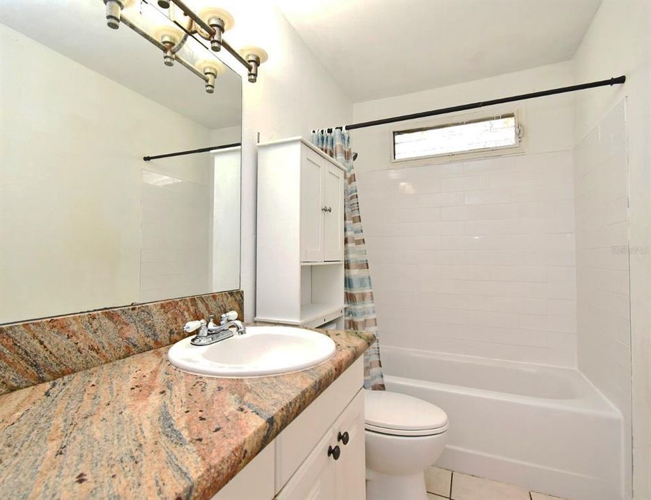 合同活跃: $250,000 (3 贝兹, 1 浴室, 1236 平方英尺)