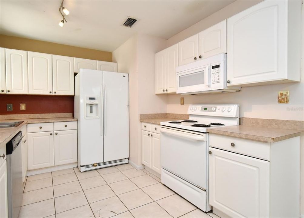 合同活跃: $250,000 (3 贝兹, 1 浴室, 1236 平方英尺)