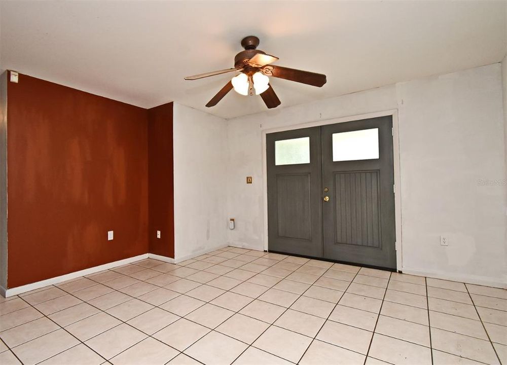 合同活跃: $250,000 (3 贝兹, 1 浴室, 1236 平方英尺)