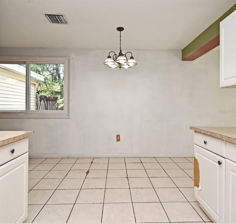 合同活跃: $250,000 (3 贝兹, 1 浴室, 1236 平方英尺)