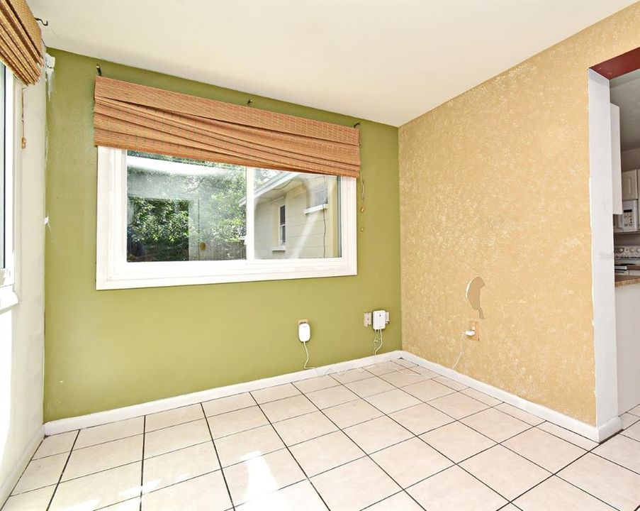 合同活跃: $250,000 (3 贝兹, 1 浴室, 1236 平方英尺)