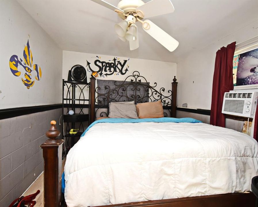 合同活跃: $250,000 (3 贝兹, 1 浴室, 1236 平方英尺)