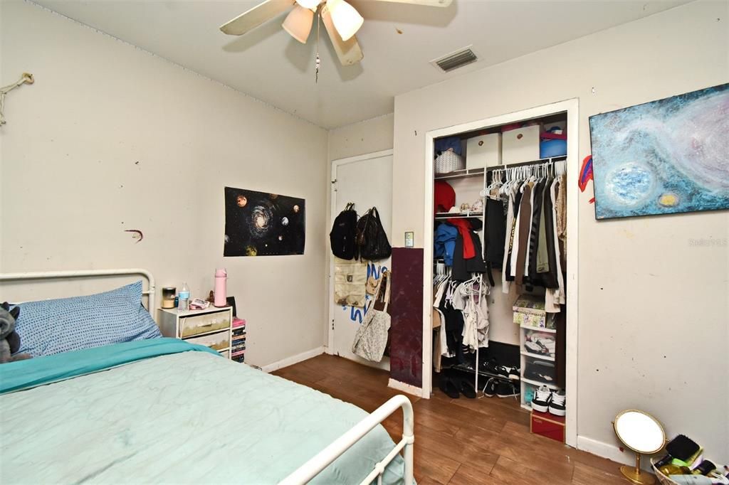 合同活跃: $250,000 (3 贝兹, 1 浴室, 1236 平方英尺)