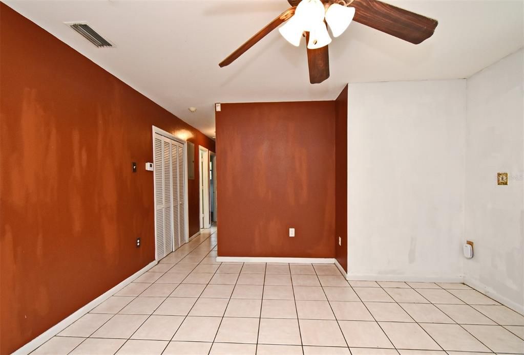 合同活跃: $250,000 (3 贝兹, 1 浴室, 1236 平方英尺)