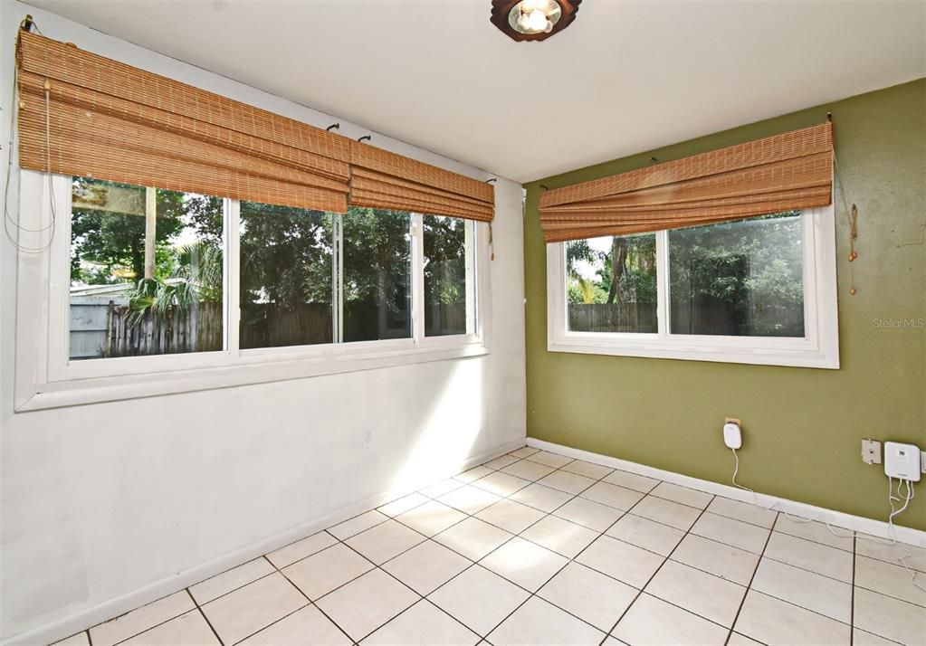 合同活跃: $250,000 (3 贝兹, 1 浴室, 1236 平方英尺)