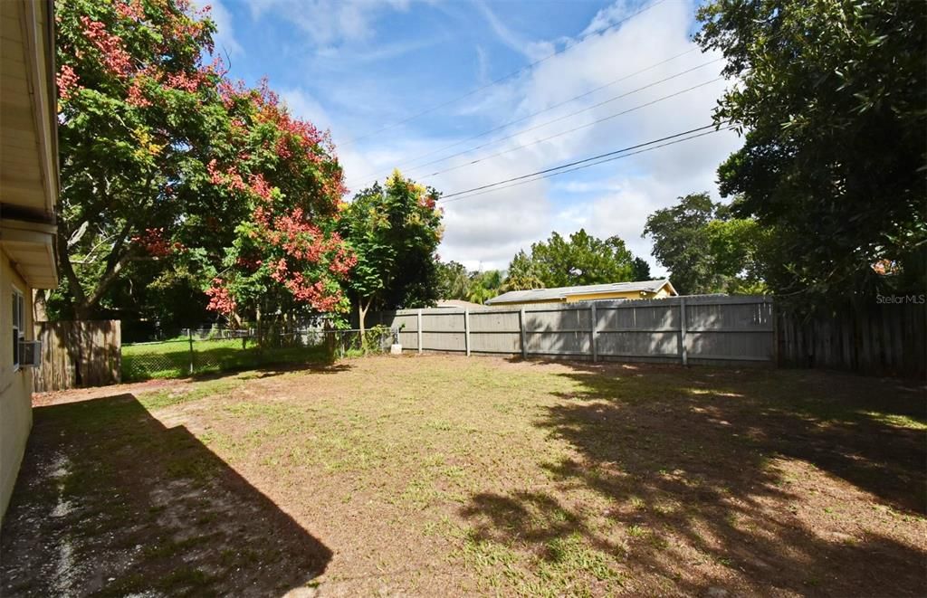 合同活跃: $250,000 (3 贝兹, 1 浴室, 1236 平方英尺)