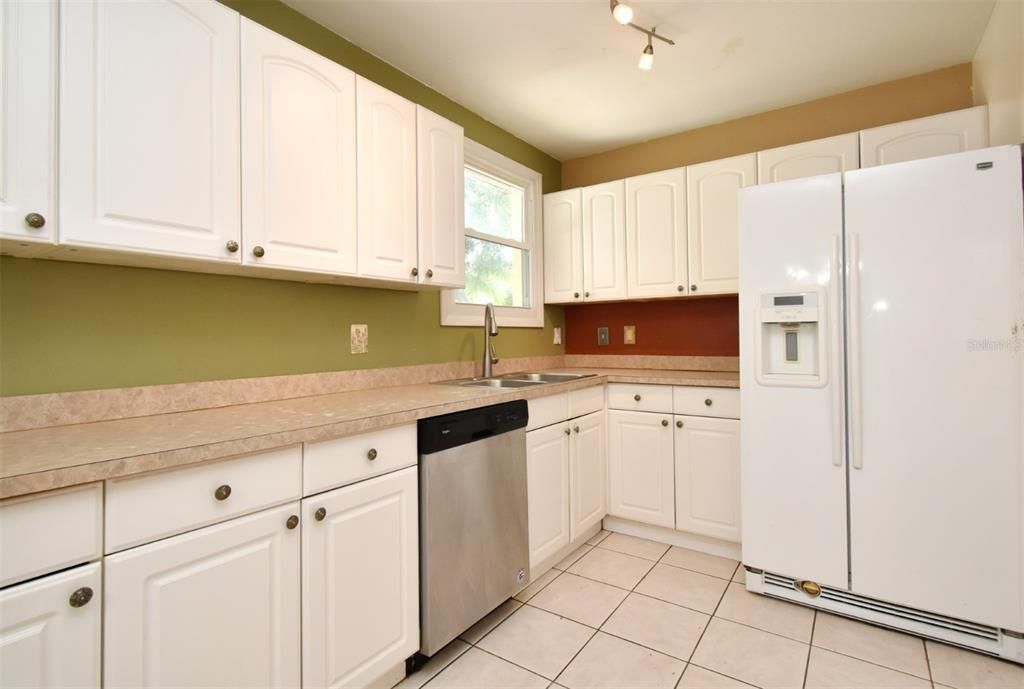 合同活跃: $250,000 (3 贝兹, 1 浴室, 1236 平方英尺)