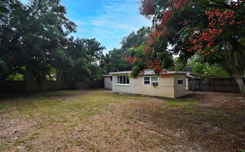 合同活跃: $250,000 (3 贝兹, 1 浴室, 1236 平方英尺)