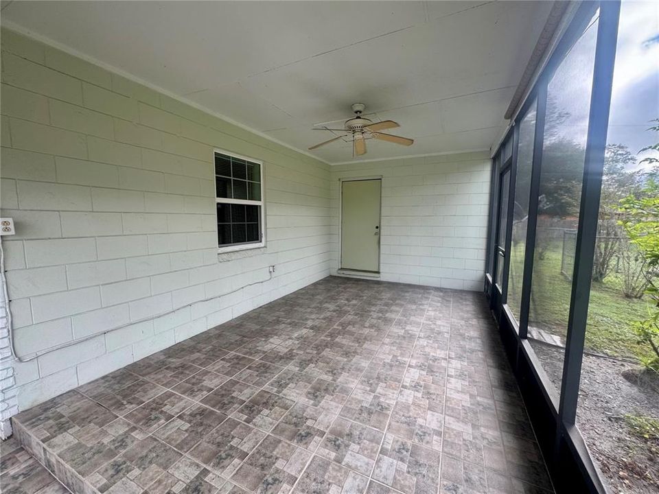 For Sale: $235,000 (3 beds, 1 baths, 984 Square Feet)