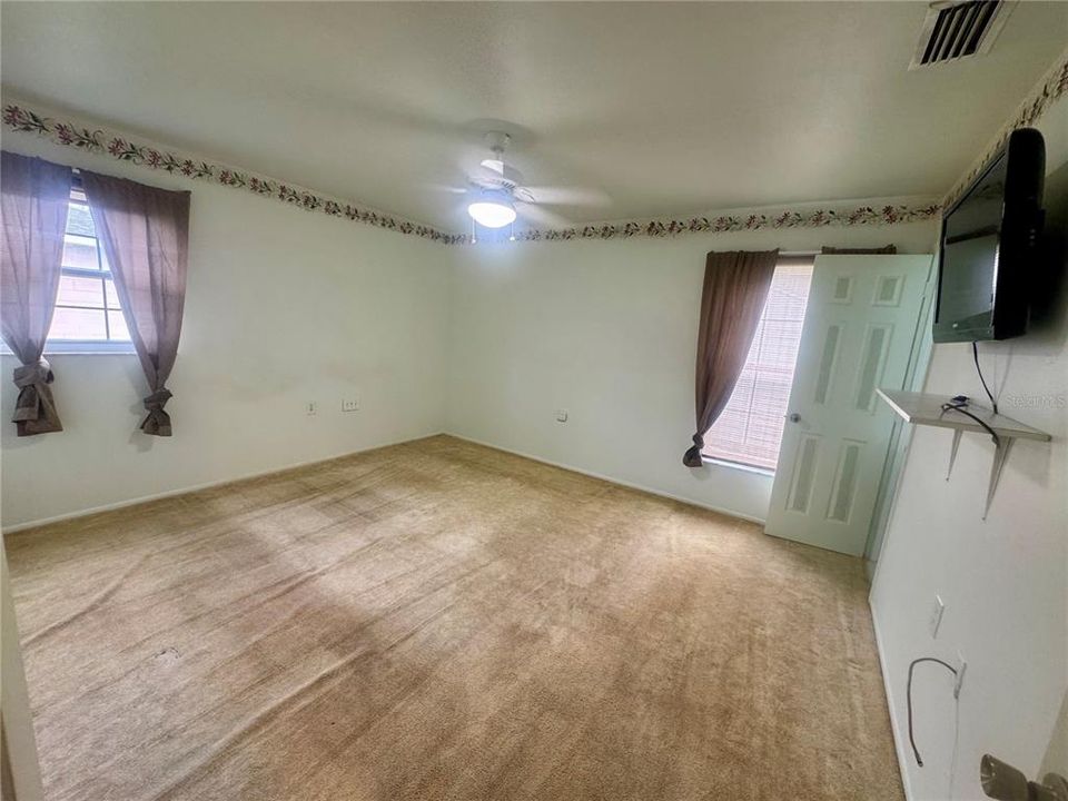 For Sale: $235,000 (3 beds, 1 baths, 984 Square Feet)