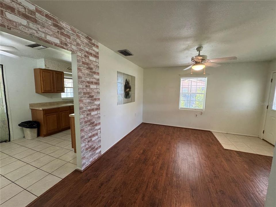 For Sale: $235,000 (3 beds, 1 baths, 984 Square Feet)