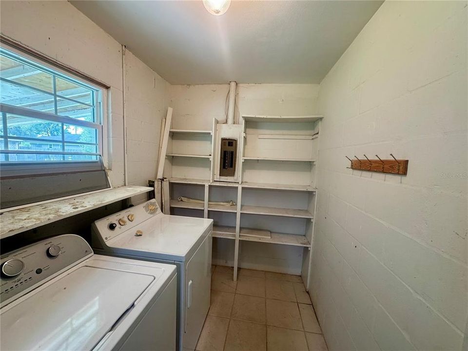 For Sale: $235,000 (3 beds, 1 baths, 984 Square Feet)