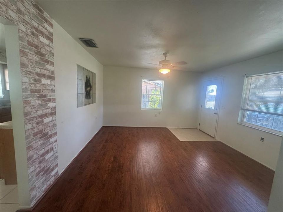 For Sale: $235,000 (3 beds, 1 baths, 984 Square Feet)