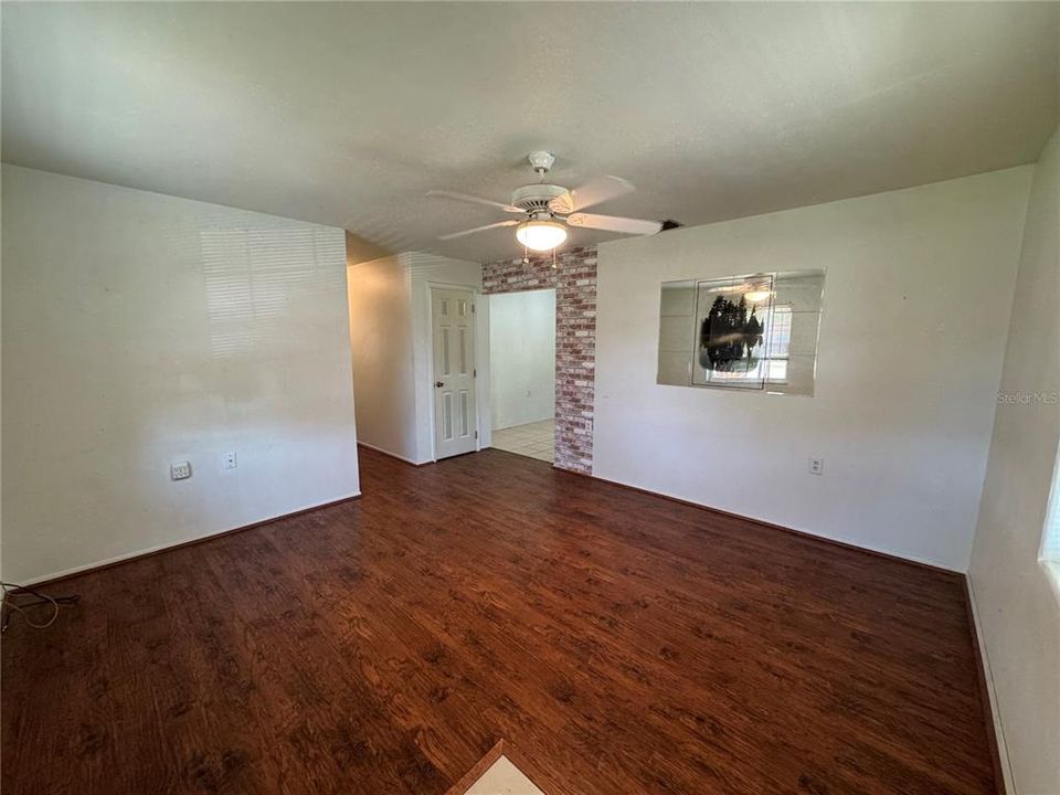 For Sale: $235,000 (3 beds, 1 baths, 984 Square Feet)