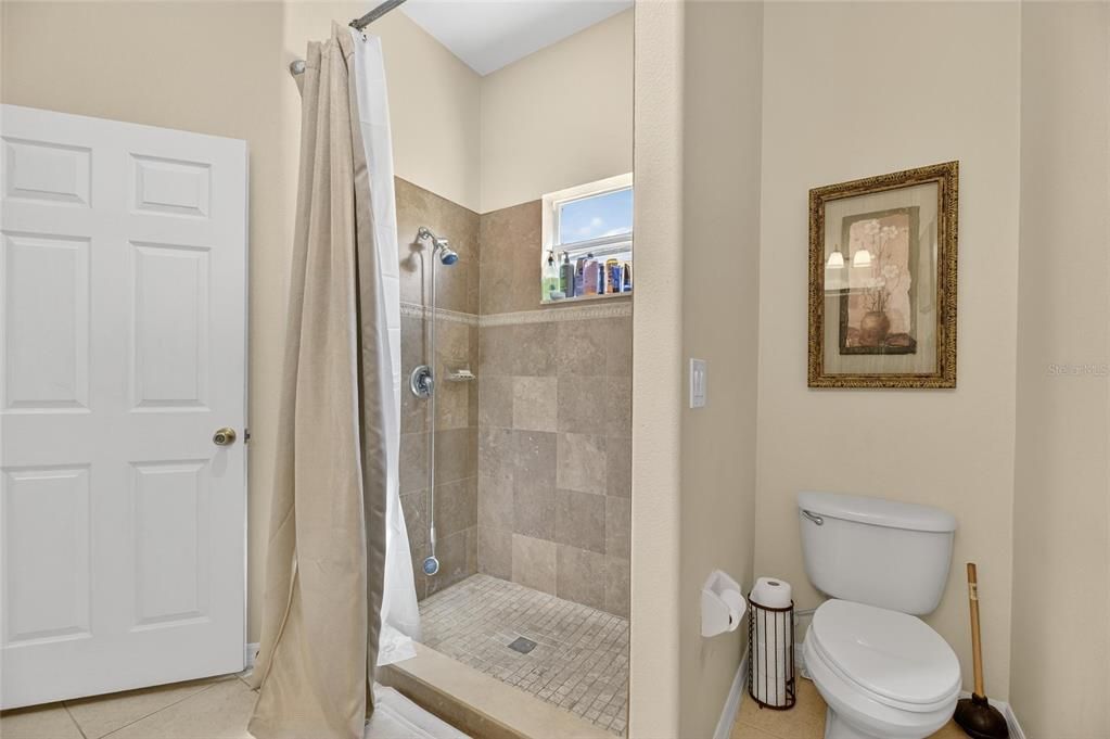 Под контрактом: $3,350 (5 спален, 3 ванн, 2855 Квадратных фут)