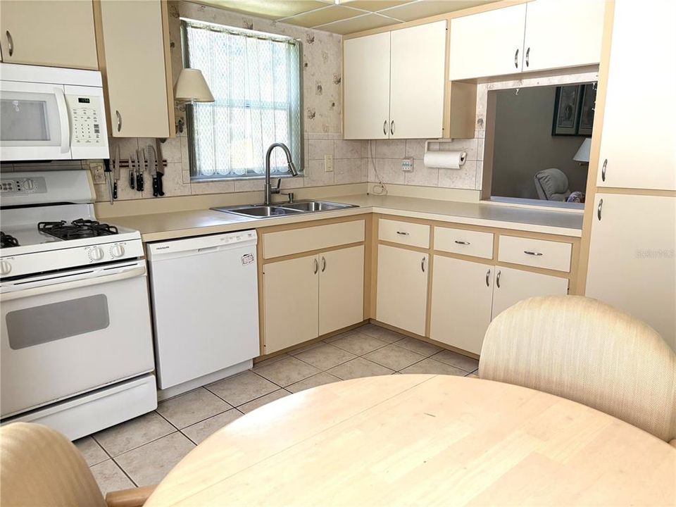 For Sale: $199,900 (2 beds, 2 baths, 1074 Square Feet)