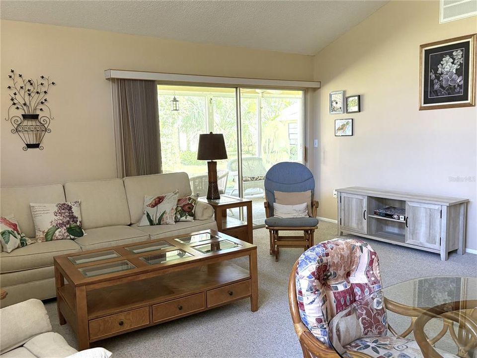 For Sale: $199,900 (2 beds, 2 baths, 1074 Square Feet)