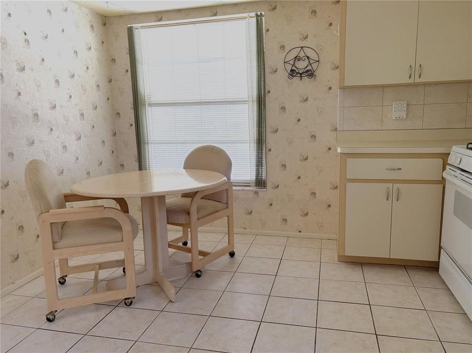 For Sale: $199,900 (2 beds, 2 baths, 1074 Square Feet)