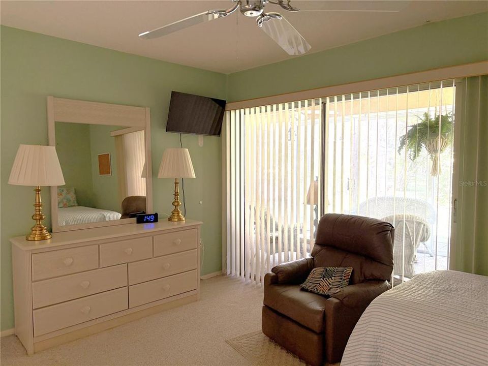 For Sale: $199,900 (2 beds, 2 baths, 1074 Square Feet)