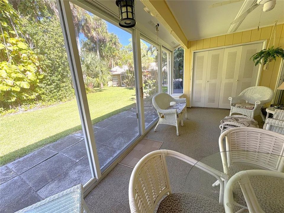 For Sale: $199,900 (2 beds, 2 baths, 1074 Square Feet)