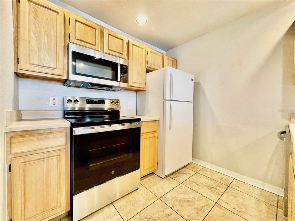 Active With Contract: $199,900 (3 beds, 2 baths, 1296 Square Feet)