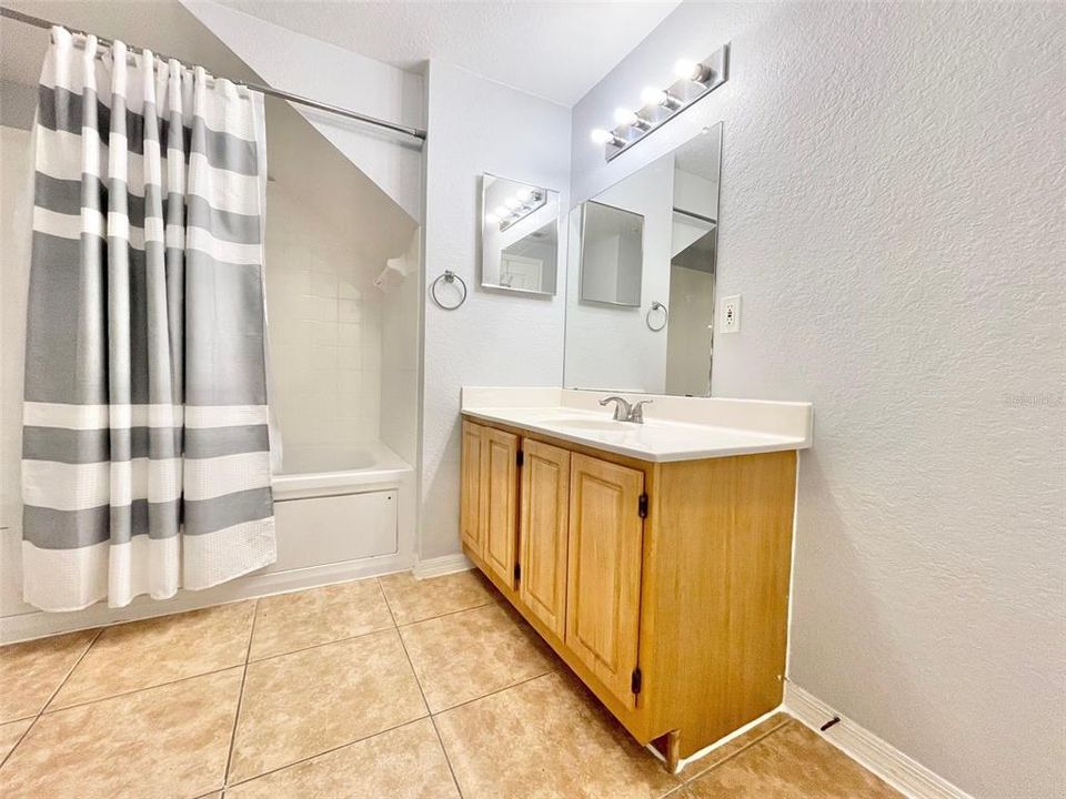 Active With Contract: $199,900 (3 beds, 2 baths, 1296 Square Feet)