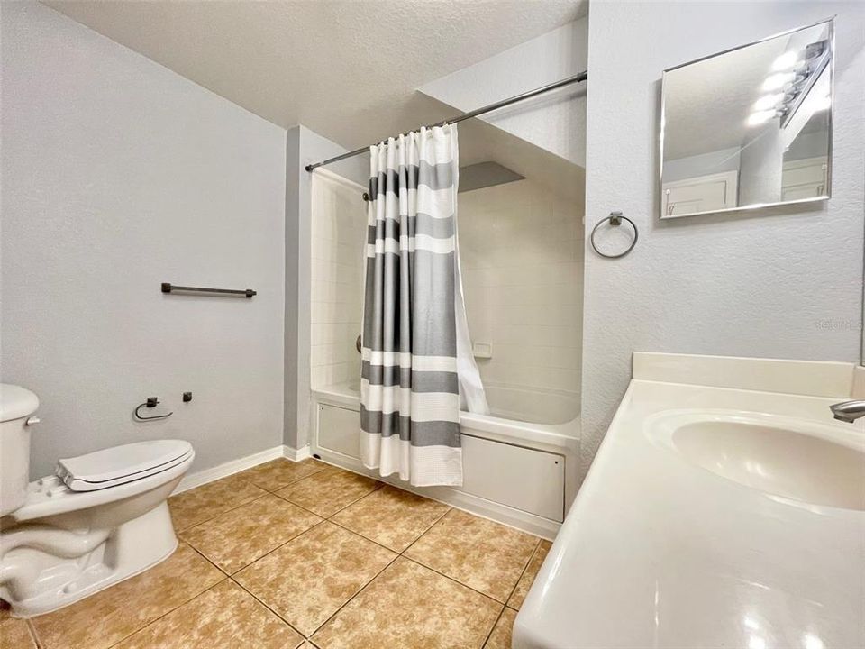 Active With Contract: $199,900 (3 beds, 2 baths, 1296 Square Feet)