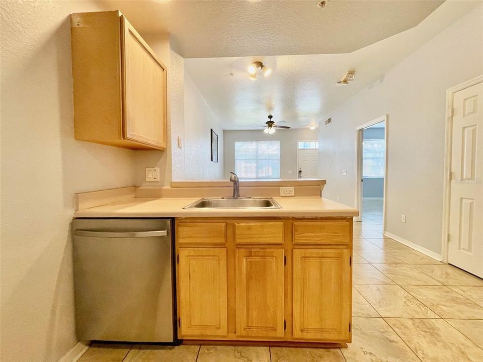Active With Contract: $199,900 (3 beds, 2 baths, 1296 Square Feet)