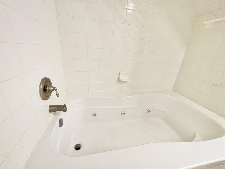 Active With Contract: $199,900 (3 beds, 2 baths, 1296 Square Feet)