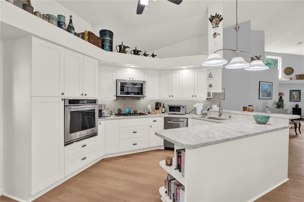 For Sale: $449,999 (3 beds, 3 baths, 2516 Square Feet)