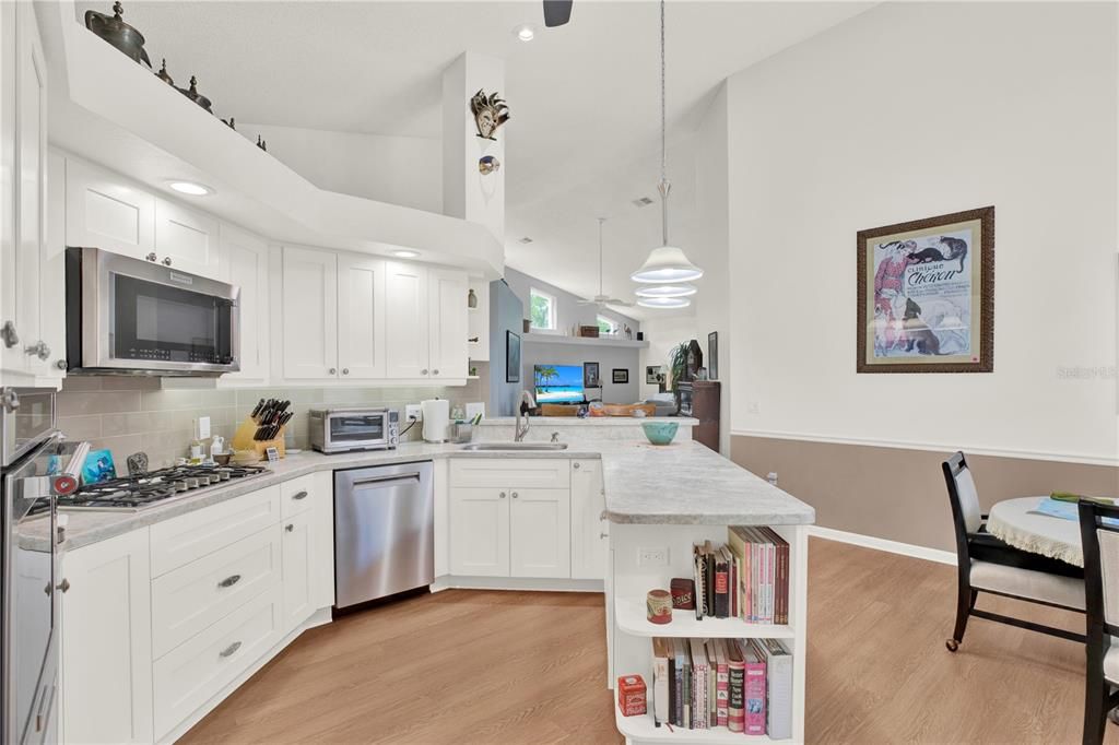 For Sale: $449,999 (3 beds, 3 baths, 2516 Square Feet)