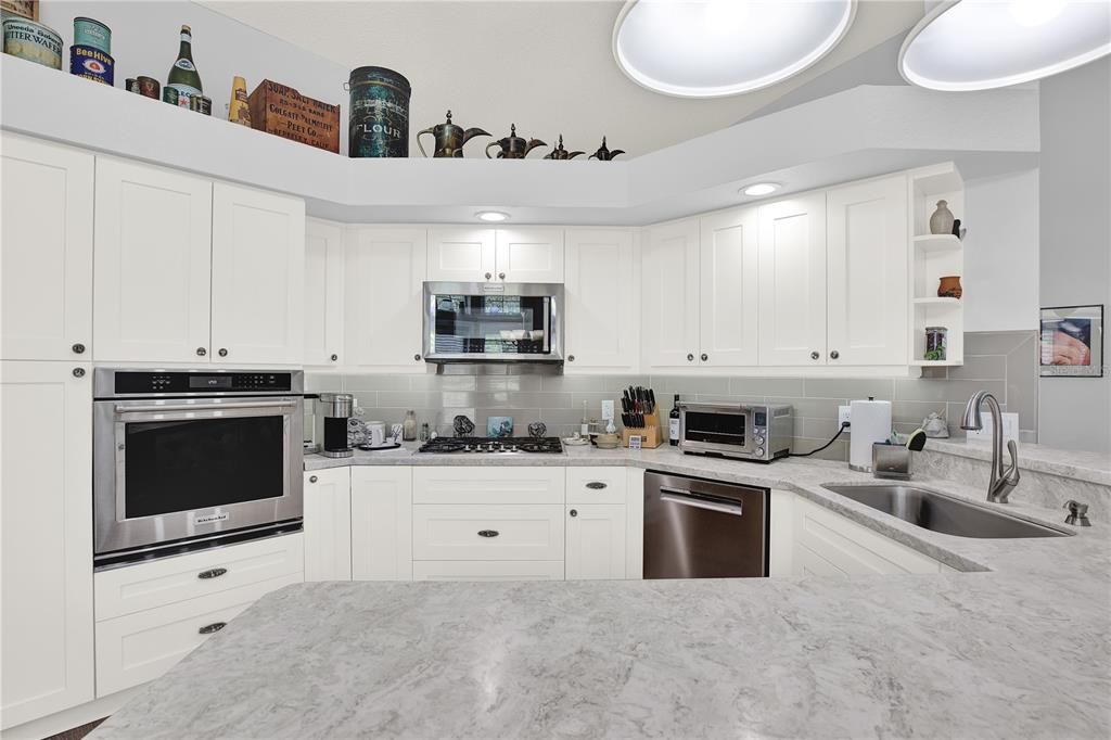 For Sale: $449,999 (3 beds, 3 baths, 2516 Square Feet)