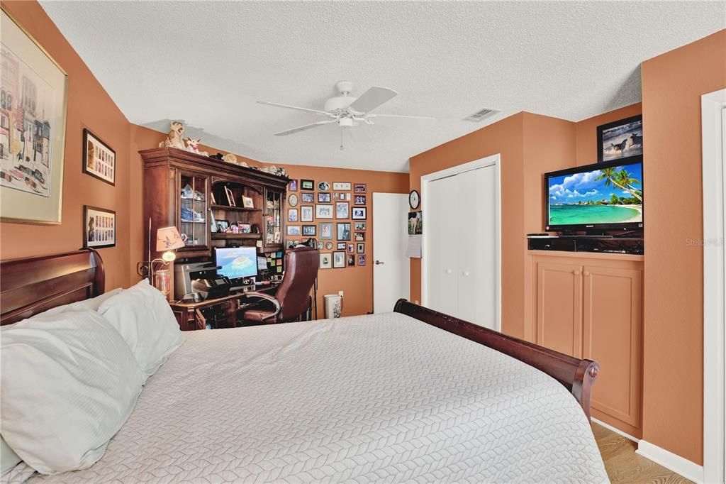 For Sale: $449,999 (3 beds, 3 baths, 2516 Square Feet)