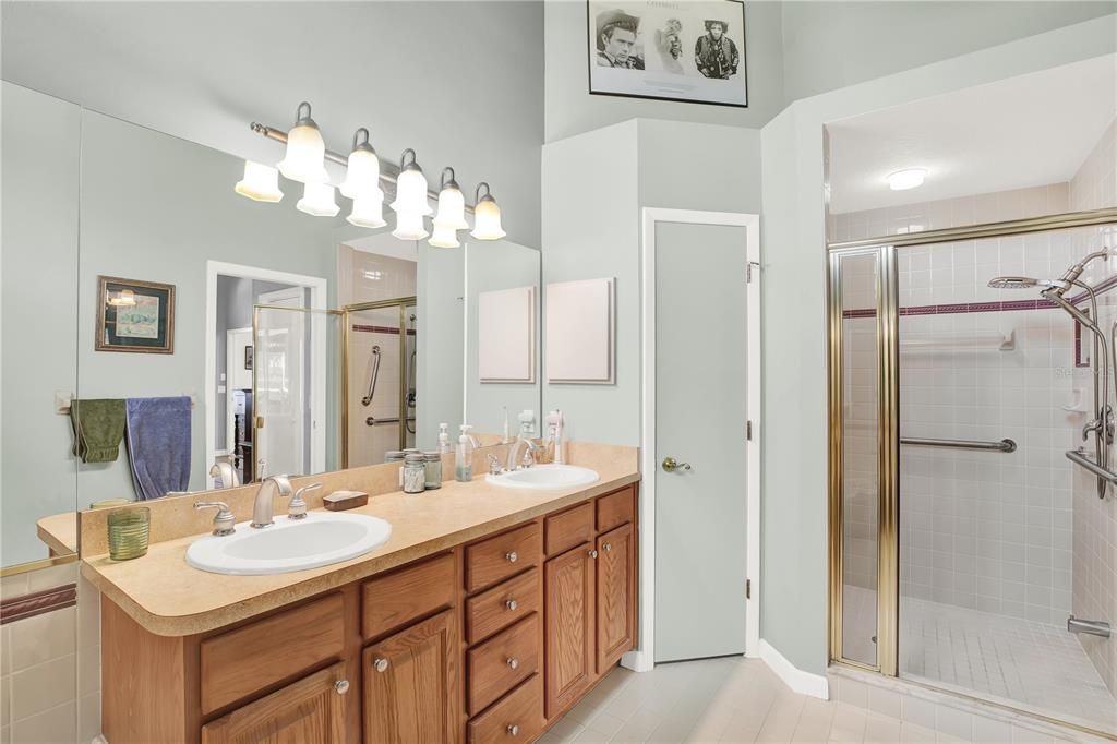 For Sale: $449,999 (3 beds, 3 baths, 2516 Square Feet)