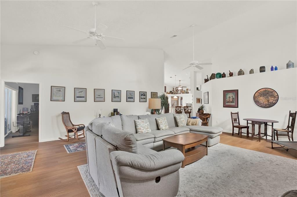 For Sale: $449,999 (3 beds, 3 baths, 2516 Square Feet)