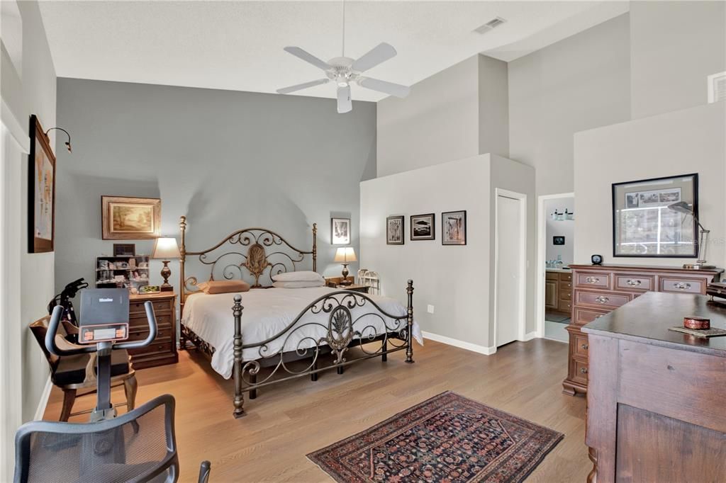 For Sale: $449,999 (3 beds, 3 baths, 2516 Square Feet)